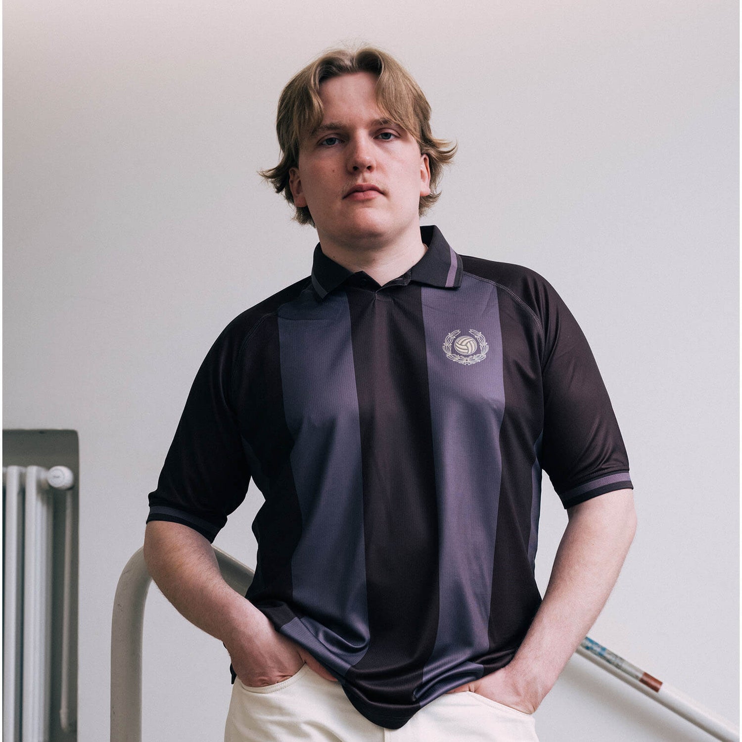 Nahkapallo ja seppele Jersey Polo, Musta