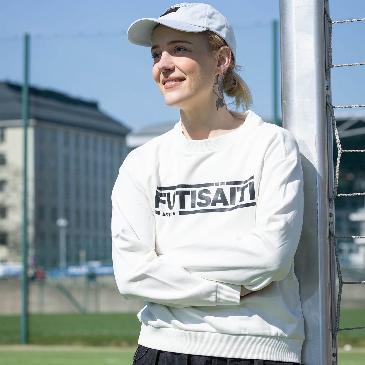 Futisäiti Est College, Off-White