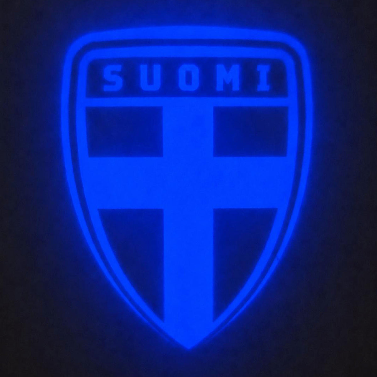 Suomi logoa heijastava digitaalinen herätyskello