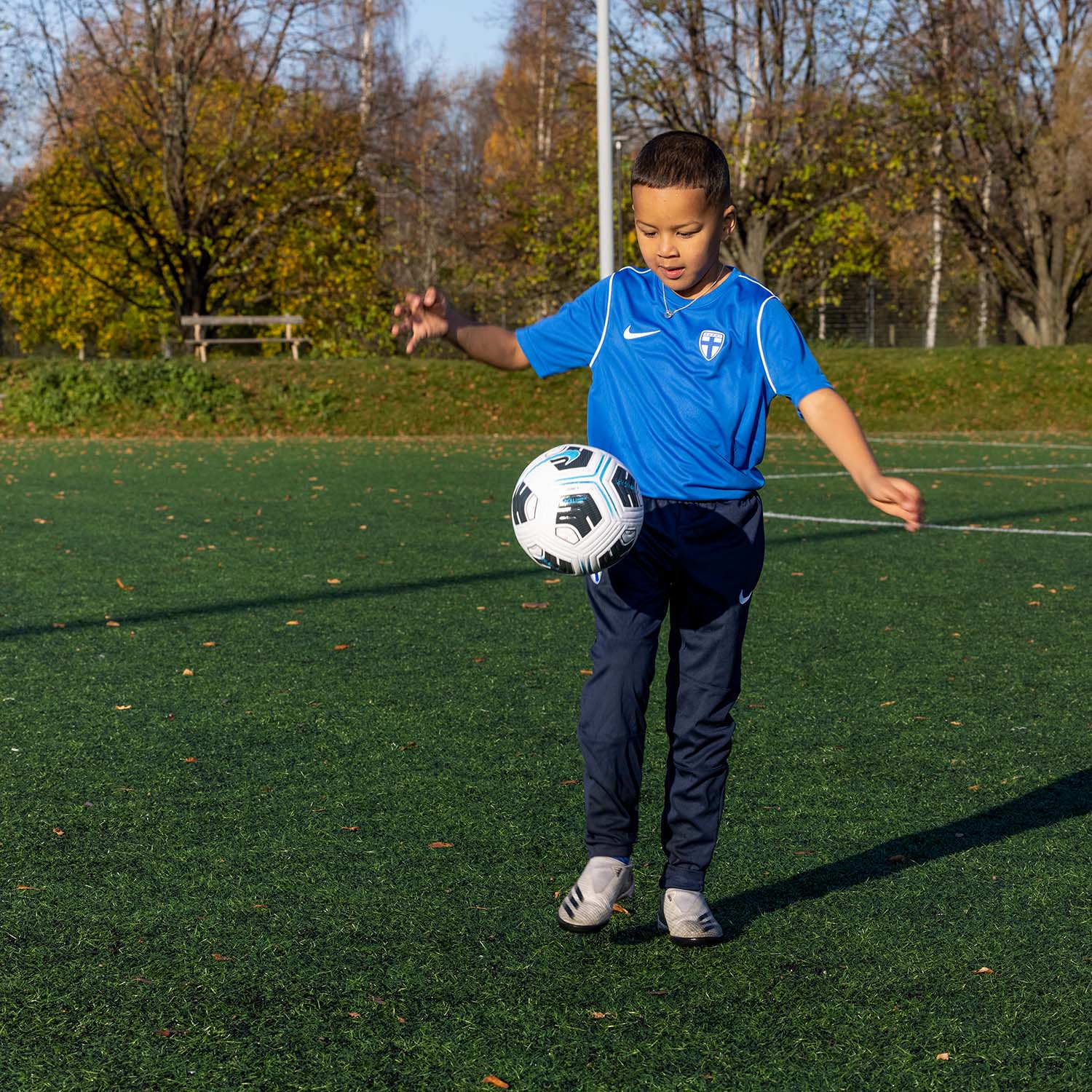 ​Jalkapallo Nike Academy Team. Valmistettu Aerowsculpt-tekniikalla, joka vakauttaa pallon liikerataa 30%:lla ja antaa puhtaamman ilmaliidon.