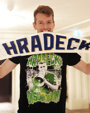 Lukas "Luke" Hradecky fanipaita. Musta t-paita vihreällä printillä.