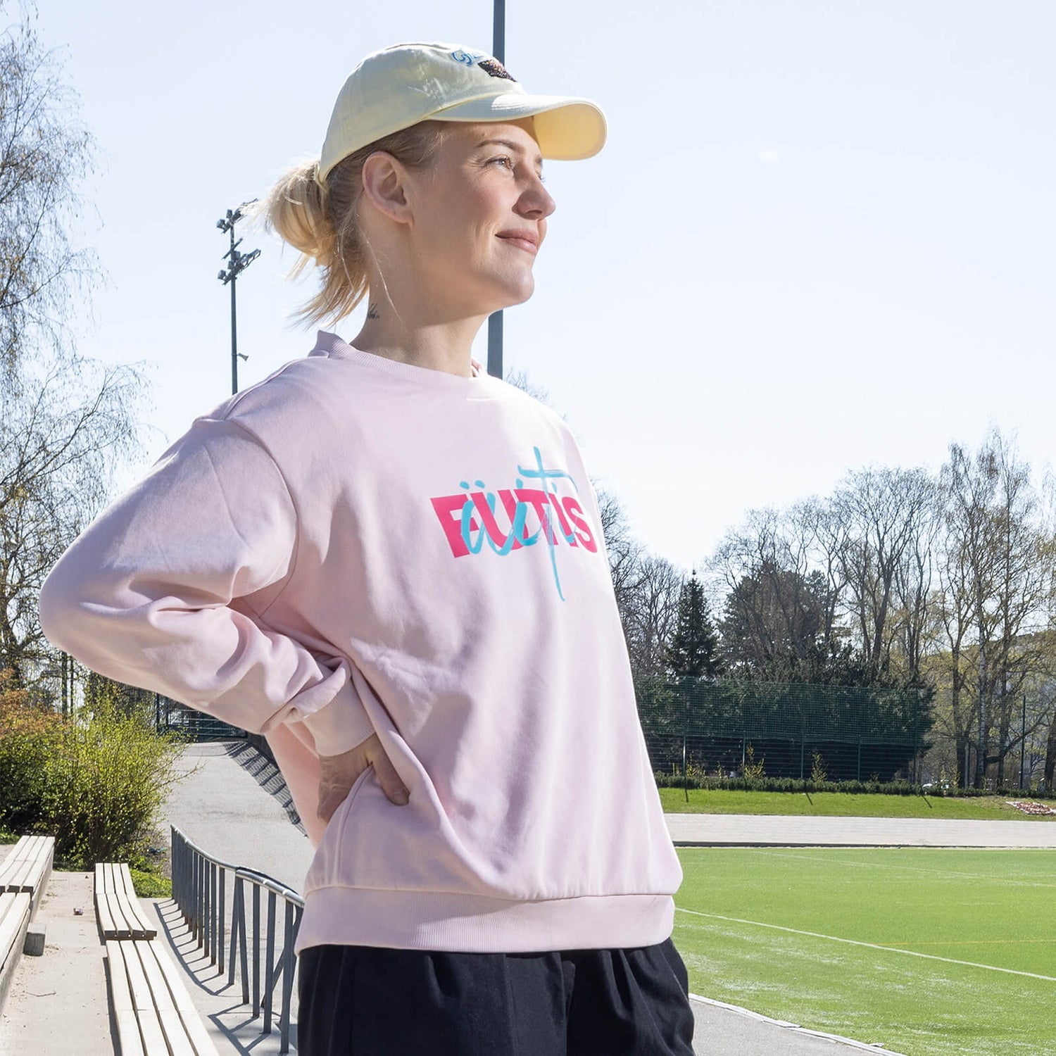 Futismutsi Est College, Pink, Women