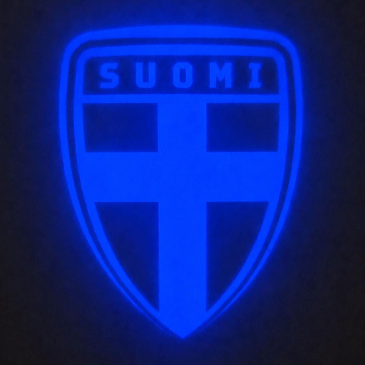 Suomi logoa heijastava digitaalinen herätyskello