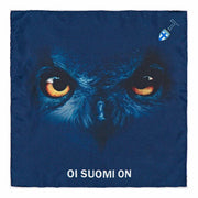 Upea tummansininen silkkitaskuliina, jossa on iso Huuhkajat-printti ja "Oi Suomi on"-slogan.