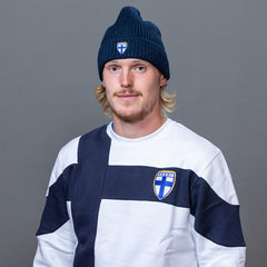 Tumman sininen Lifestyle pipo kääntöreunalla ja Suomi-logolla.