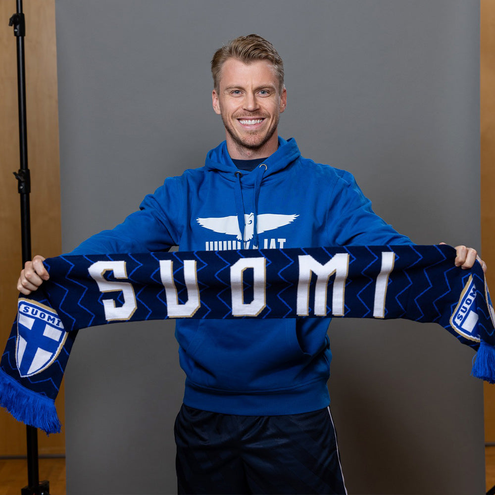 Suomen jalkapallomaajoukkueen kudottu tummansininen kaulahuivi